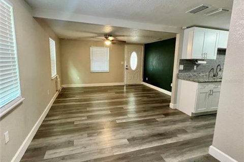 Снять в аренду виллу или дом в Сеффнер, Флорида 5 комнат, 99.41м2, № 1840330 - фото 5