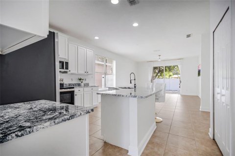 House in Orlando, Florida 4 bedrooms, 173.63 sq.m. № 2391423 - photo 12