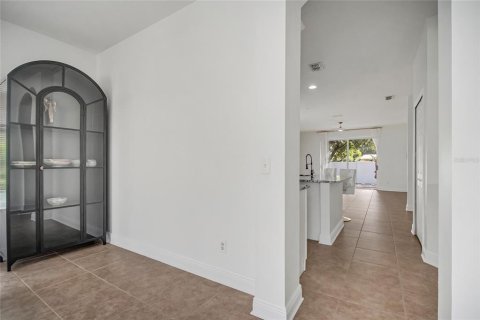House in Orlando, Florida 4 bedrooms, 173.63 sq.m. № 2391423 - photo 10