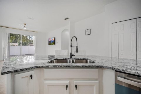 House in Orlando, Florida 4 bedrooms, 173.63 sq.m. № 2391423 - photo 13