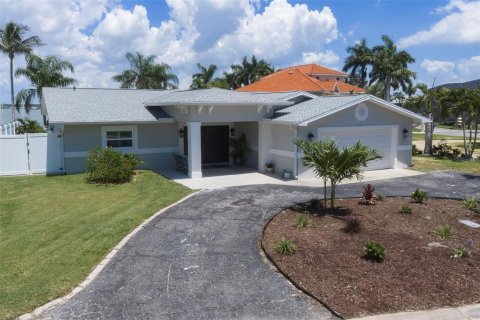 House in North Redington Beach, Florida 3 bedrooms, 255.39 sq.m. № 2152282 - photo 29