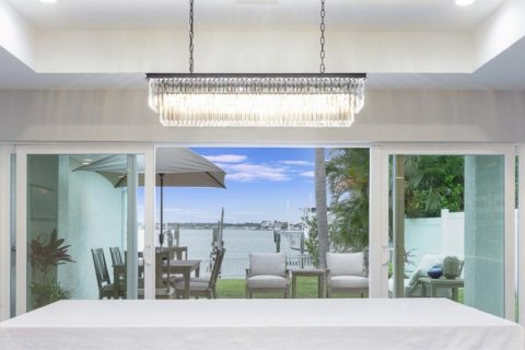 House in North Redington Beach, Florida 3 bedrooms, 255.39 sq.m. № 2152282 - photo 12