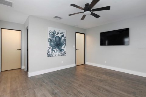 House in North Redington Beach, Florida 3 bedrooms, 255.39 sq.m. № 2152282 - photo 18