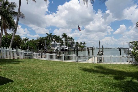 House in North Redington Beach, Florida 3 bedrooms, 255.39 sq.m. № 2152282 - photo 28