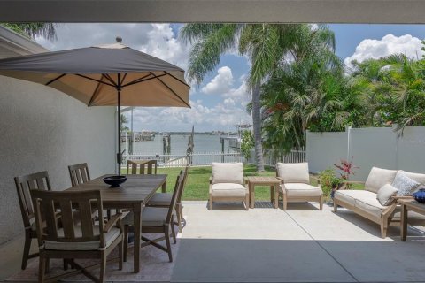 House in North Redington Beach, Florida 3 bedrooms, 255.39 sq.m. № 2152282 - photo 24