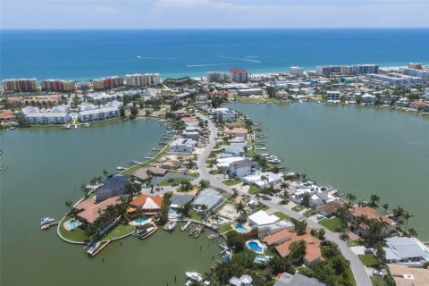 House in North Redington Beach, Florida 3 bedrooms, 255.39 sq.m. № 2152282