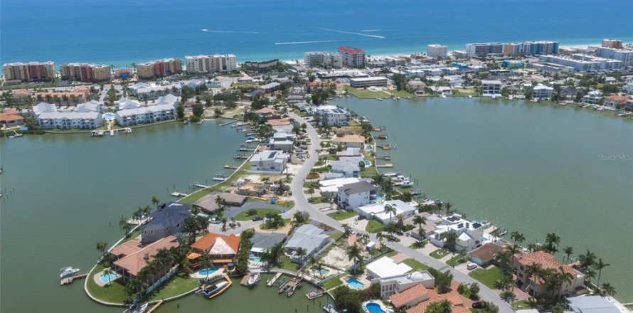 House in North Redington Beach, Florida 3 bedrooms, 255.39 sq.m. № 2152282