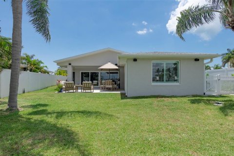 House in North Redington Beach, Florida 3 bedrooms, 255.39 sq.m. № 2152282 - photo 27