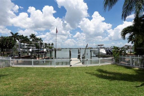 House in North Redington Beach, Florida 3 bedrooms, 255.39 sq.m. № 2152282 - photo 23