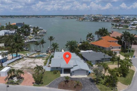 House in North Redington Beach, Florida 3 bedrooms, 255.39 sq.m. № 2152282 - photo 30