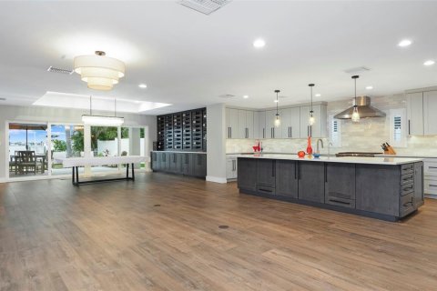 House in North Redington Beach, Florida 3 bedrooms, 255.39 sq.m. № 2152282 - photo 3