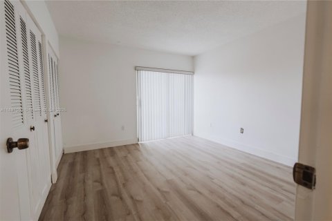 Condo in Davie, Florida, 2 bedrooms  № 1949371 - photo 18