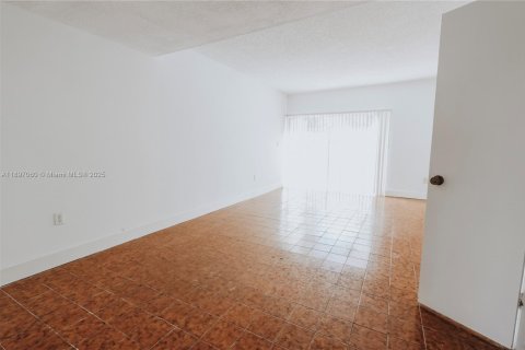 Condo in Davie, Florida, 2 bedrooms  № 1949371 - photo 11