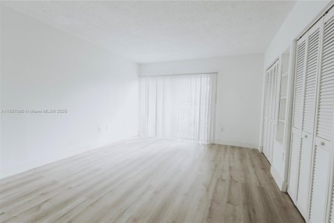 Condo in Davie, Florida, 2 bedrooms  № 1949371 - photo 16