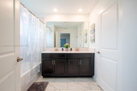 Adosado en venta en Kissimmee, Florida, 4 dormitorios, 177.81 m2 № 2055082 - foto 12