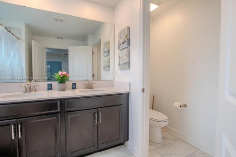 Adosado en venta en Kissimmee, Florida, 4 dormitorios, 177.81 m2 № 2055082 - foto 10