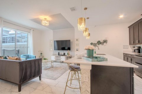 Adosado en venta en Kissimmee, Florida, 4 dormitorios, 177.81 m2 № 2055082 - foto 3