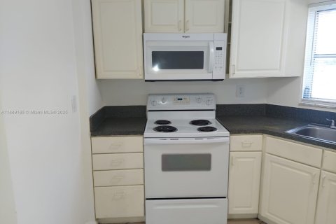 Снять в аренду виллу или дом в Помпано-Бич, Флорида 1 спальня, 55.74м2, № 1941268 - фото 12