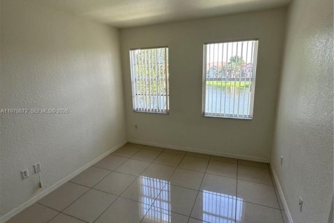 Condo in North Lauderdale, Florida, 2 bedrooms  № 2040102 - photo 4