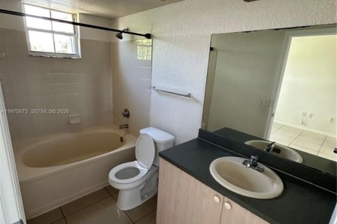 Condo in North Lauderdale, Florida, 2 bedrooms  № 2040102 - photo 5