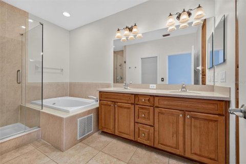 Townhouse in Saint Petersburg, Florida 4 bedrooms, 213.68 sq.m. № 2385820 - photo 17