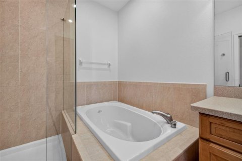 Townhouse in Saint Petersburg, Florida 4 bedrooms, 213.68 sq.m. № 2385820 - photo 18