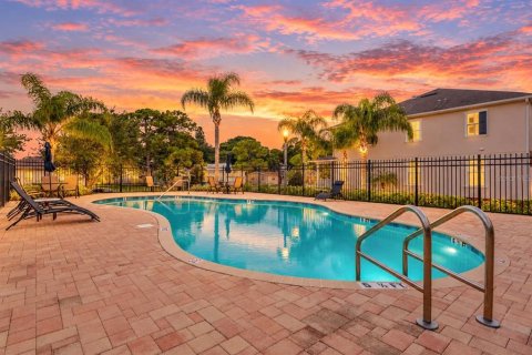 Townhouse in Saint Petersburg, Florida 4 bedrooms, 213.68 sq.m. № 2385820 - photo 2