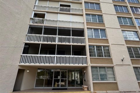 Copropriété à louer à Lauderhill, Floride: 2 chambres, 103.12 m2 № 1946875 - photo 13