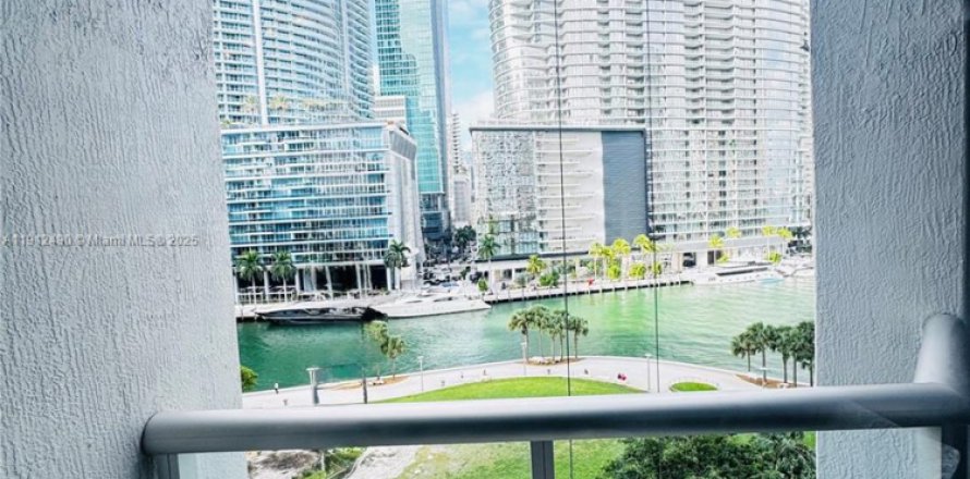 Estudio en el Condominio en Miami, Florida  № 2013626