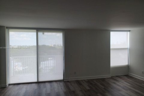 Copropriété à louer à North Miami, Floride: 1 chambre, 91.42 m2 № 1944980 - photo 8