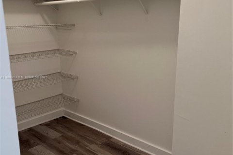 Copropriété à louer à North Miami, Floride: 1 chambre, 91.42 m2 № 1944980 - photo 12