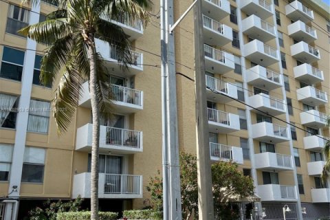 Copropriété à louer à North Miami, Floride: 1 chambre, 91.42 m2 № 1944980 - photo 1