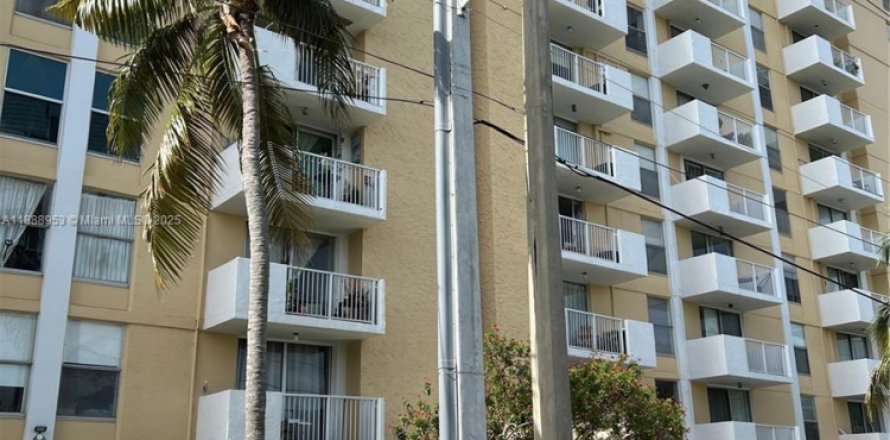 Condo à North Miami, Floride, 1 chambre  № 1944980