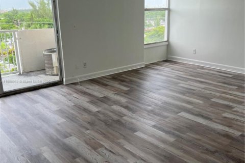 Copropriété à louer à North Miami, Floride: 1 chambre, 91.42 m2 № 1944980 - photo 6