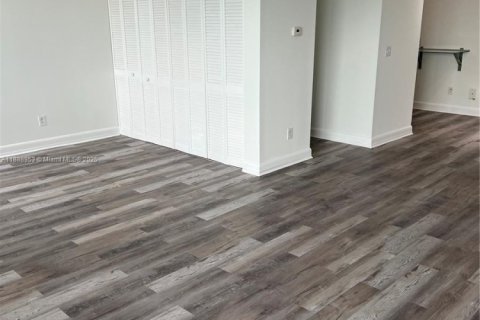 Copropriété à louer à North Miami, Floride: 1 chambre, 91.42 m2 № 1944980 - photo 16