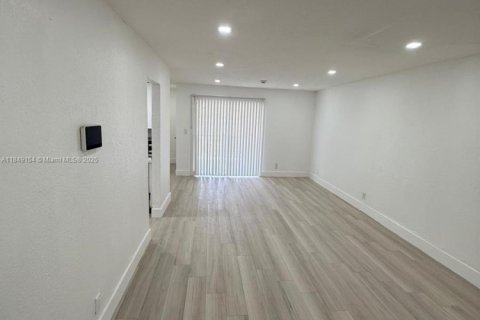Condominio en alquiler en Sunrise, Florida, 4 dormitorios, 141.21 m2 № 1857072 - foto 13