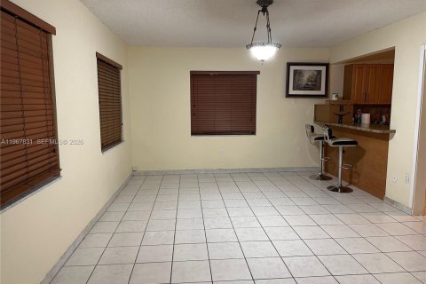 Commercial property in Miami, Florida 301.37 sq.m. № 2030527 - photo 13