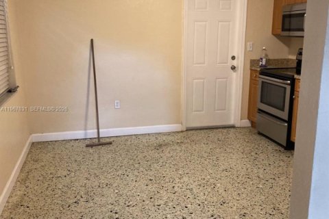 Commercial property in Miami, Florida 301.37 sq.m. № 2030527 - photo 6