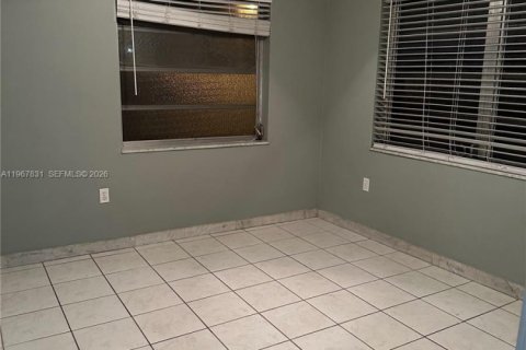 Commercial property in Miami, Florida 301.37 sq.m. № 2030527 - photo 18