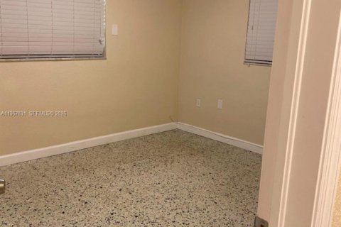Commercial property in Miami, Florida 301.37 sq.m. № 2030527 - photo 8