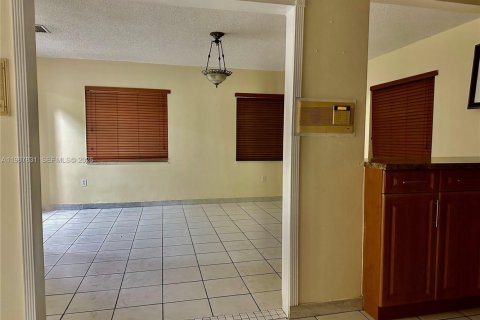 Commercial property in Miami, Florida 301.37 sq.m. № 2030527 - photo 12