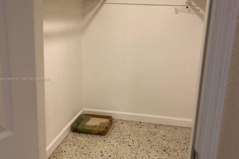 Commercial property in Miami, Florida 301.37 sq.m. № 2030527 - photo 11