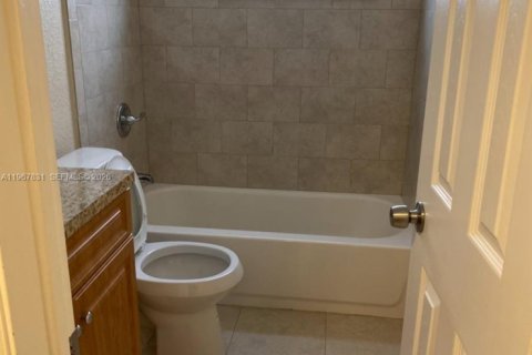 Commercial property in Miami, Florida 301.37 sq.m. № 2030527 - photo 9