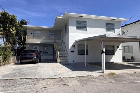 Commercial property in Miami, Florida 301.37 sq.m. № 2030527