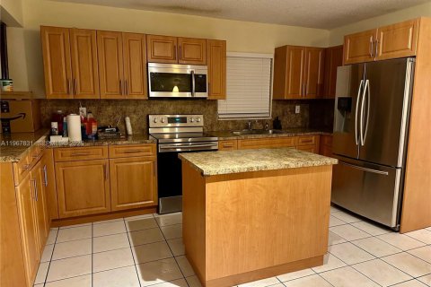 Commercial property in Miami, Florida 301.37 sq.m. № 2030527 - photo 14