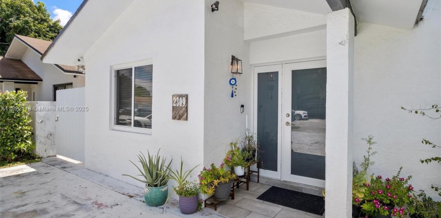 House in Miami, Florida 4 bedrooms, 141.95 sq.m. № 1790217