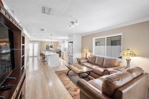 House in Miami, Florida 4 bedrooms, 141.95 sq.m. № 1790217 - photo 12