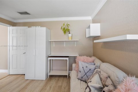 House in Miami, Florida 4 bedrooms, 141.95 sq.m. № 1790217 - photo 10