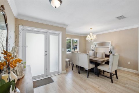 House in Miami, Florida 4 bedrooms, 141.95 sq.m. № 1790217 - photo 3