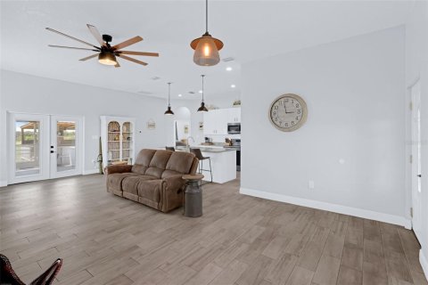 House in Frostproof, Florida 3 bedrooms, 132.2 sq.m. № 1916630 - photo 4